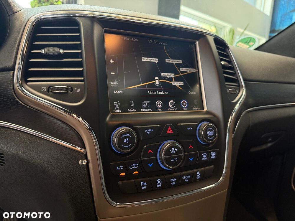 Jeep Grand Cherokee - 32