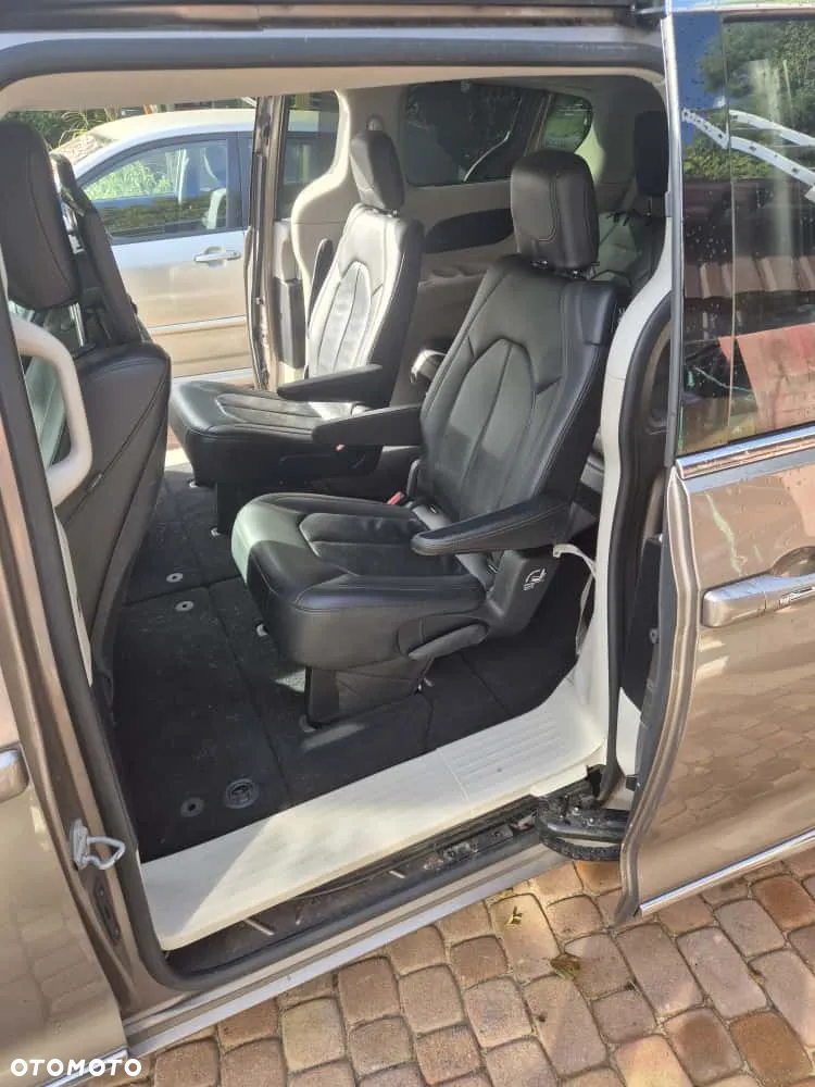 Chrysler Pacifica - 4