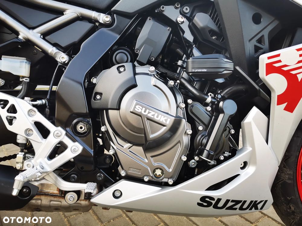 Suzuki GSX - 12