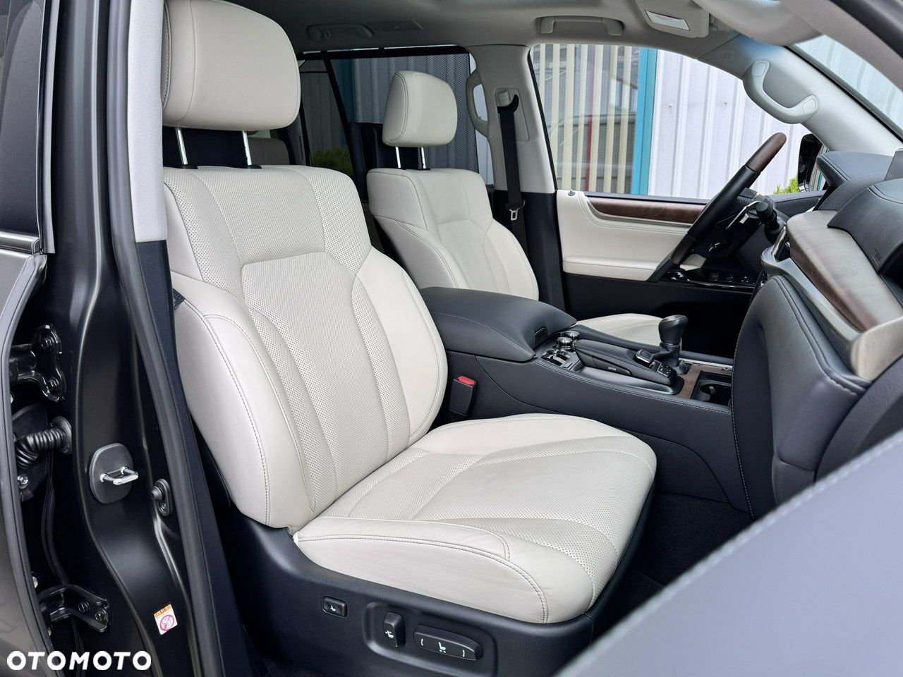 Lexus LX 570 Omotenashi - 23
