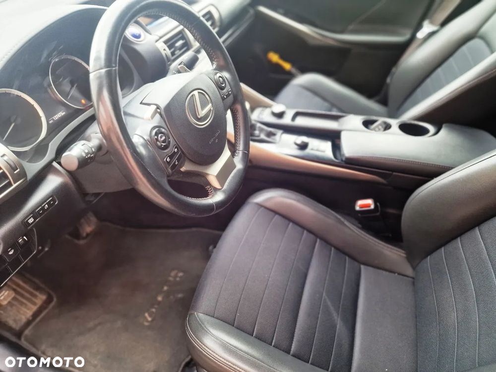 Lexus IS 300h Elegance - 15