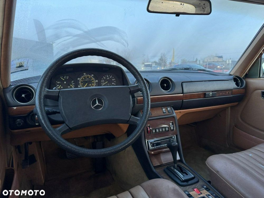 Mercedes-Benz W123 - 12