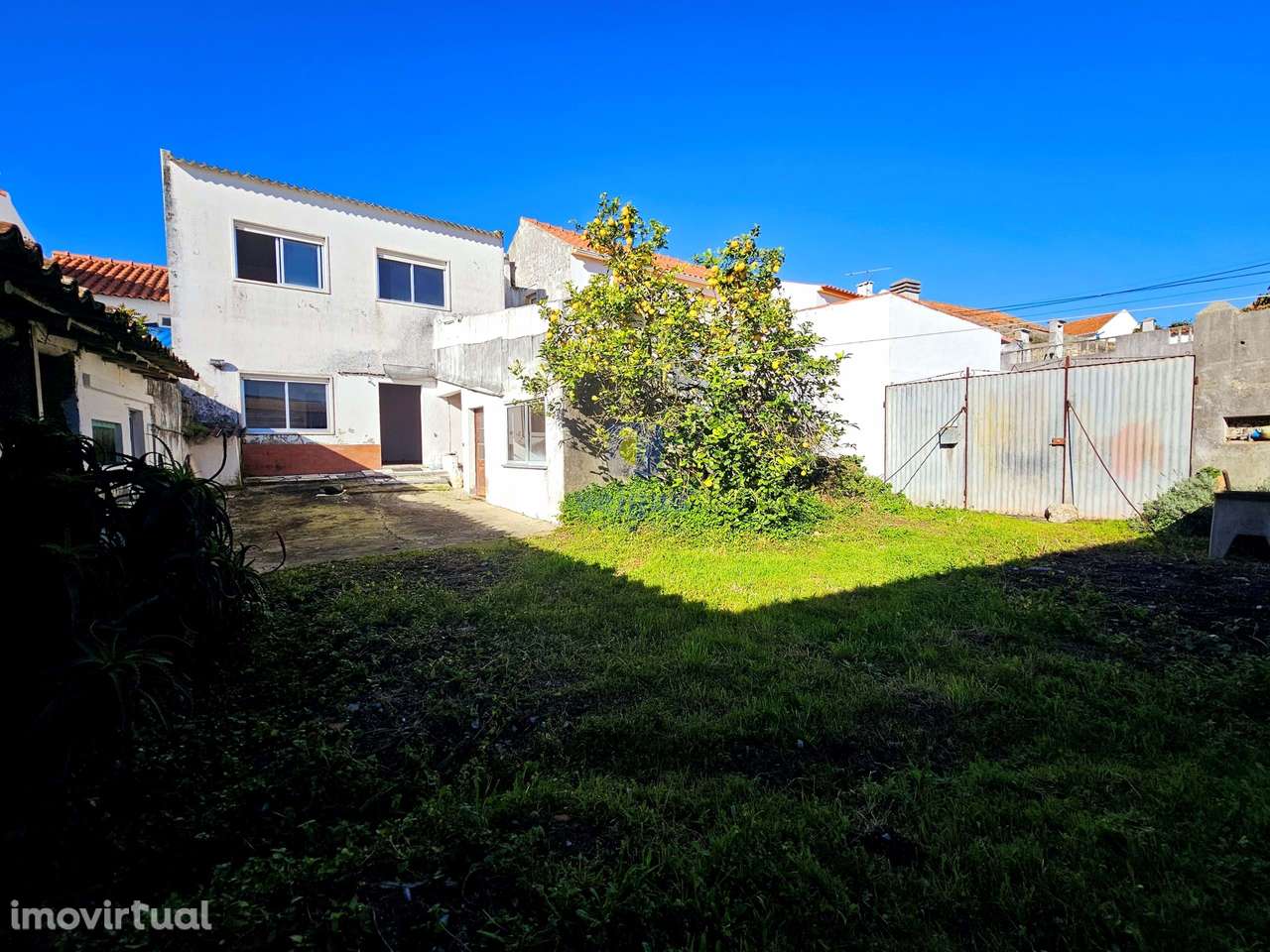 Moradia com Terreno, Anexos e Garagem no Centro da Amoreira/Óbidos - Grande imagem: 3/60