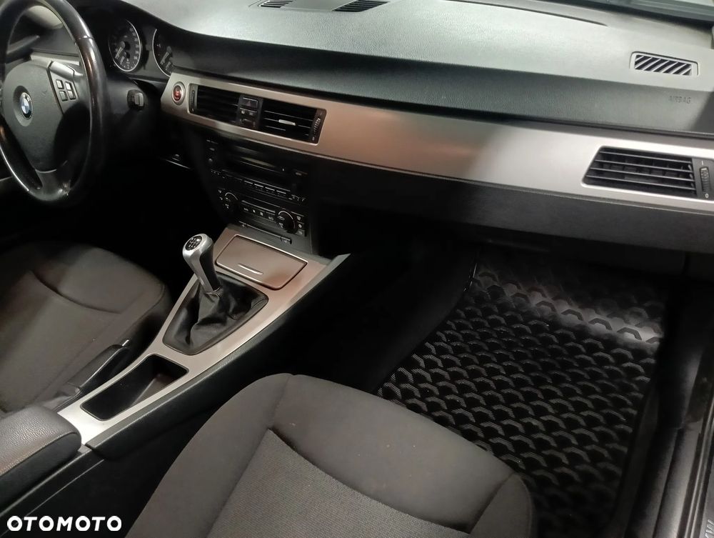 BMW Seria 3 318d DPF - 12