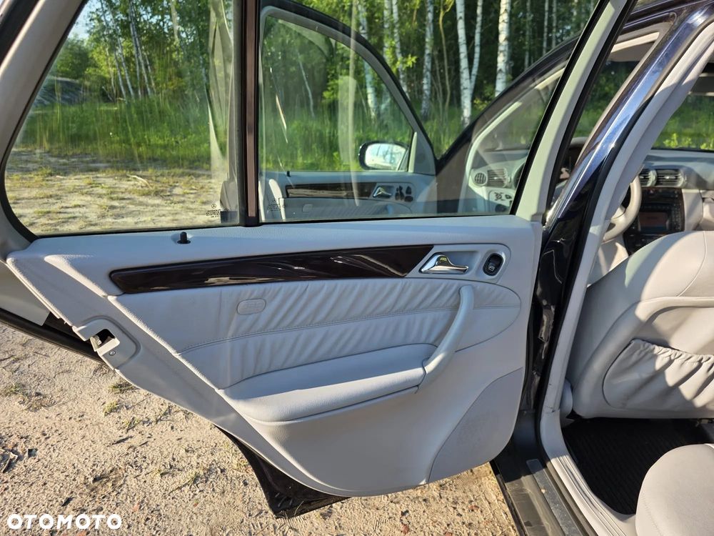 Mercedes-Benz Klasa C 320 4Matic Avantgarde Sport Edition - 29