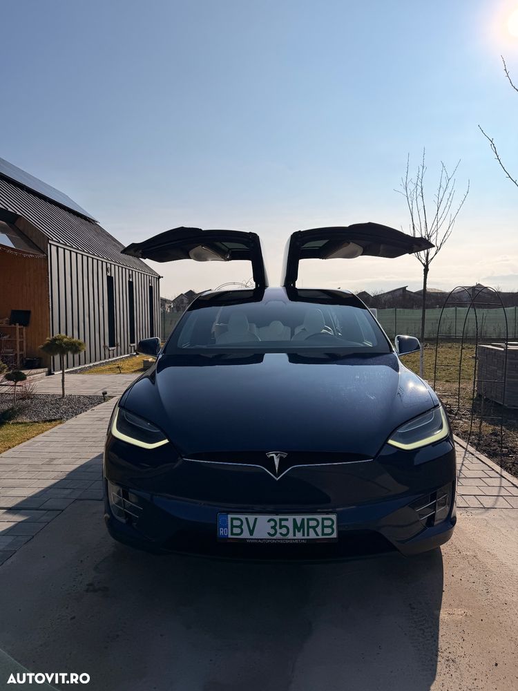 Tesla Model X - 11