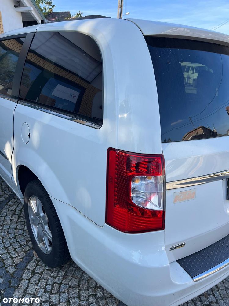 Chrysler Town & Country - 3