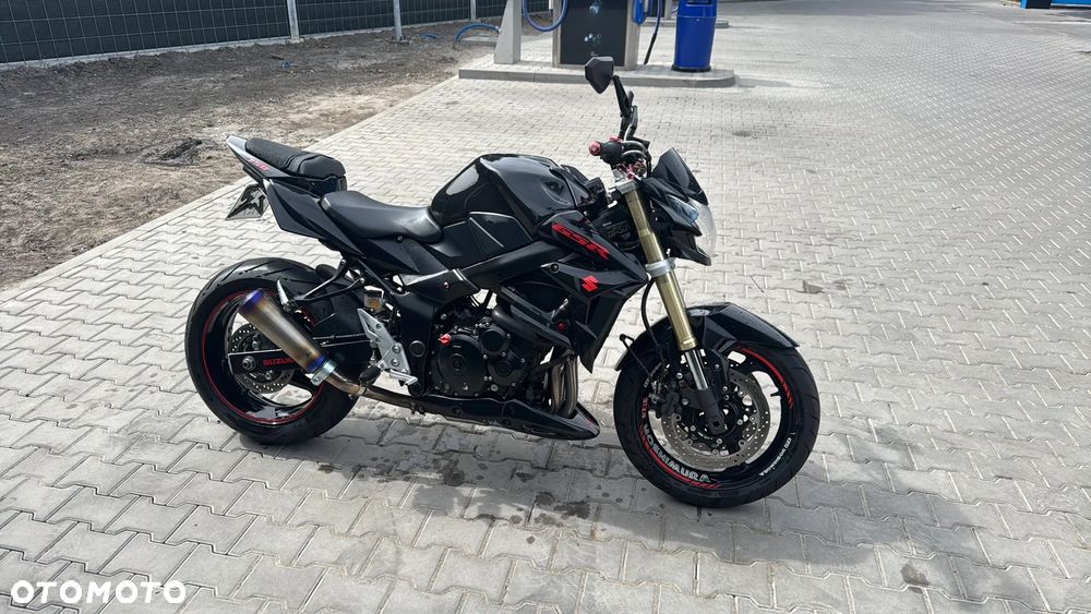 Suzuki GSR - 8
