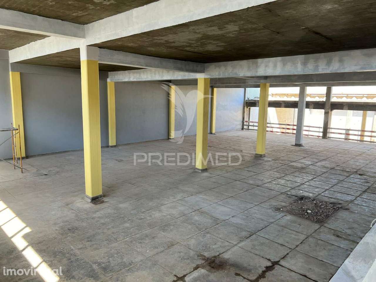 Armazém com área 1750 m2 junto ao Aeroporto LISBOA - Grande imagem: 3/13