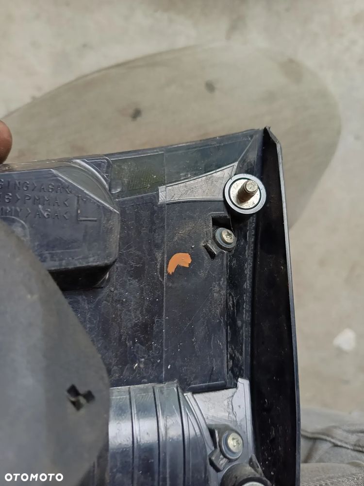 MITSUBISHI OUTLANDER II 07-12 LAMPA LEWA TYLNA W KLAPE LED - 2