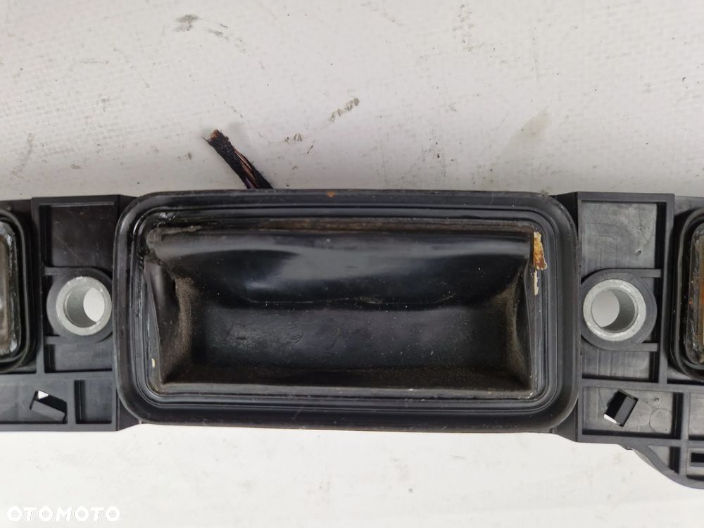 Listwa lampki oświetlenie tablicy rejestracyjnej VW Touran I - 3