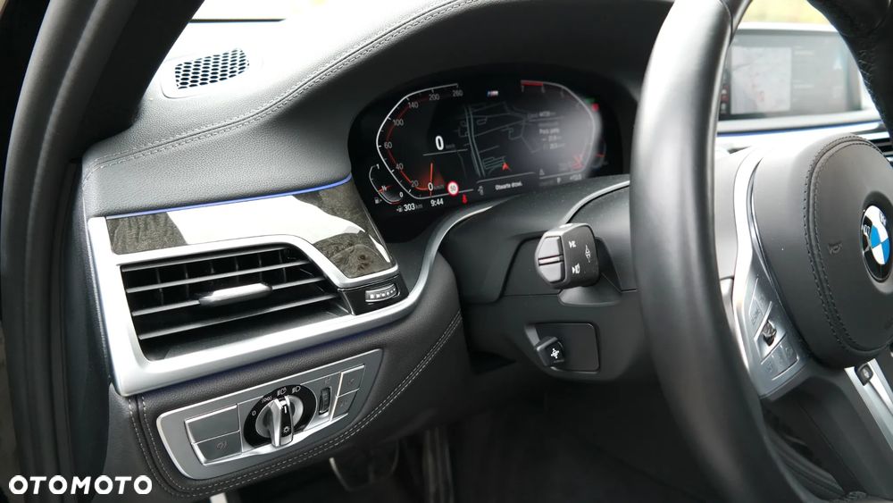 BMW Seria 7 750i xDrive sport - 9