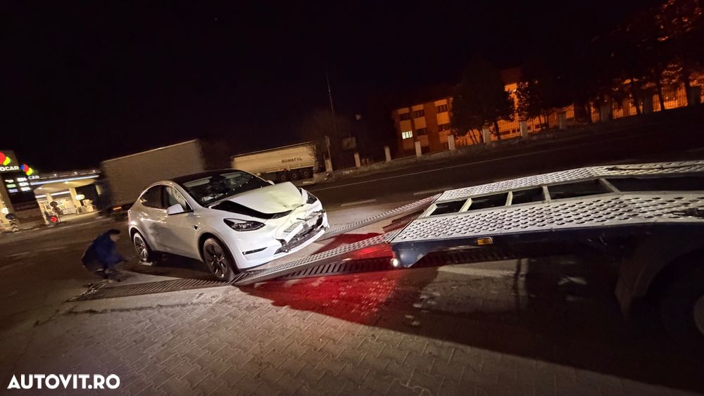 Tesla Model Y - 8