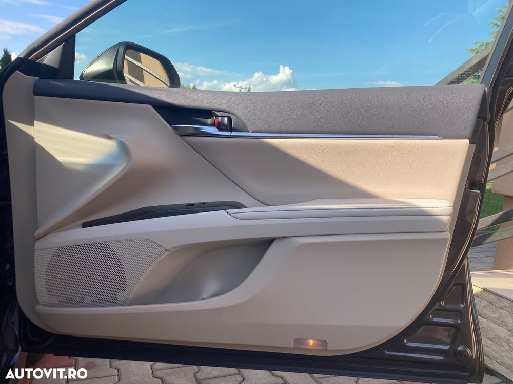 Toyota Camry Luxury - 14