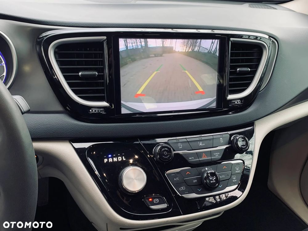 Chrysler Pacifica - 28