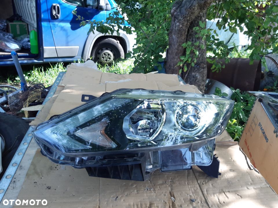 lampa przednia lewa Nissan Qashqai II Zwykła LED 2013-2017 lampa lewy przód Nissan Qashqai II 2014 - 1