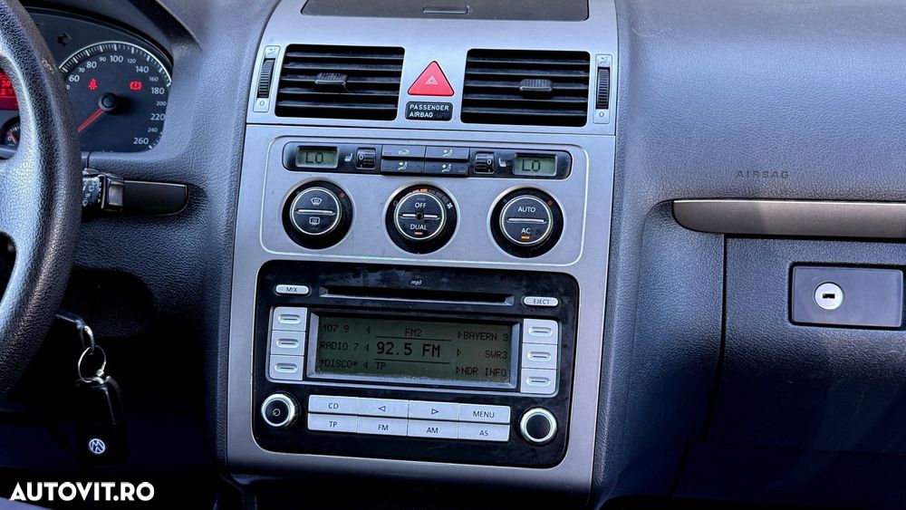 Volkswagen Touran - 16