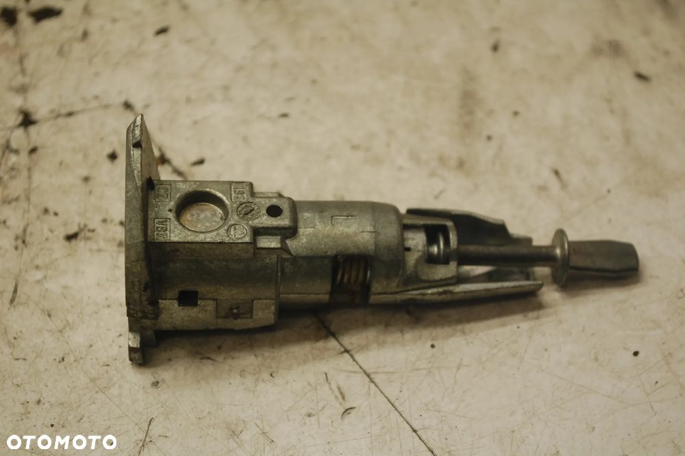 WKŁADKA ZAMKA DRZWI KIEROWCY 3T0837167B SKODA SUPERB II - 2