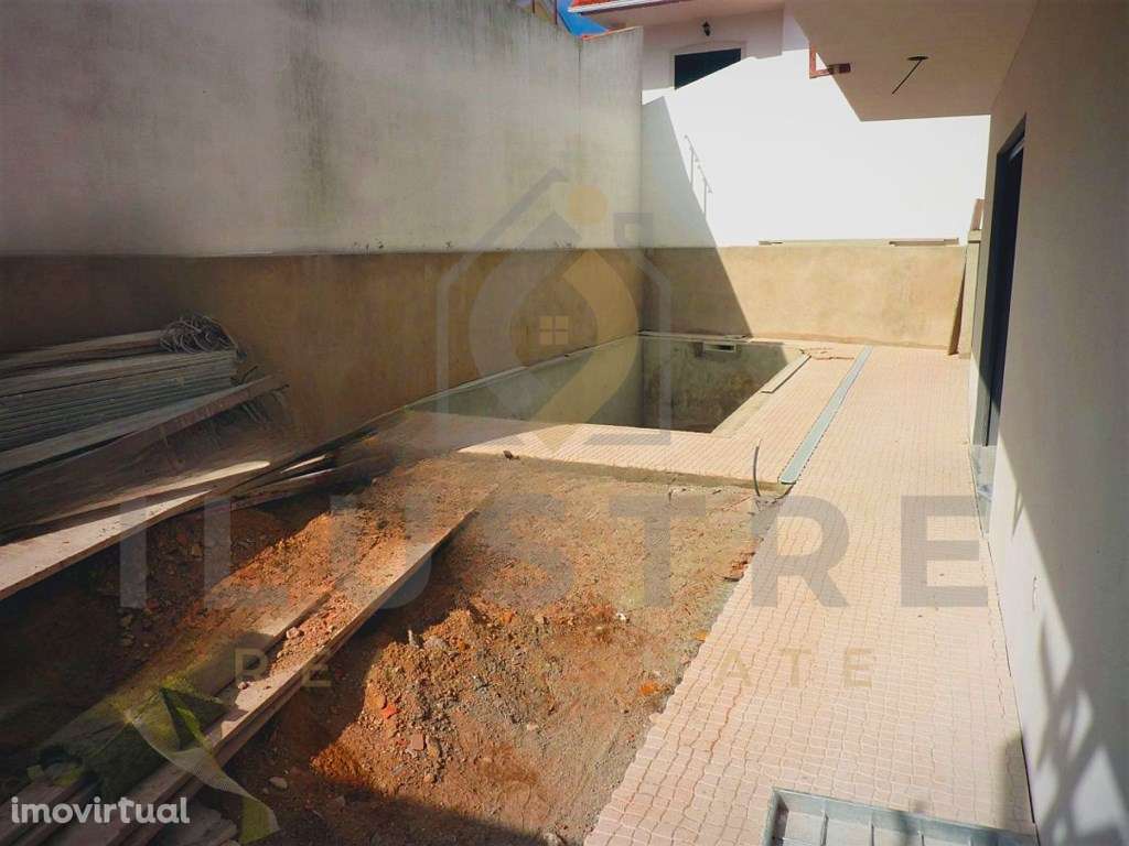 Moradia isolada com áreas generosas e piscina nos Foros da Amora - Grande imagem: 3/30