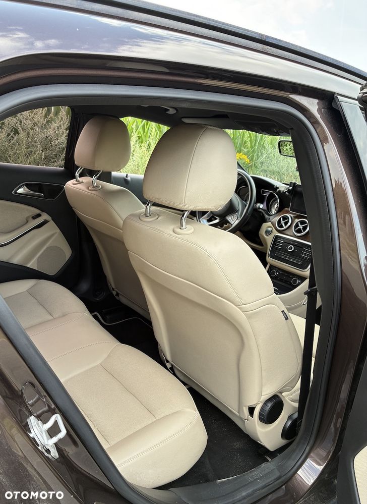 Mercedes-Benz GLA - 12