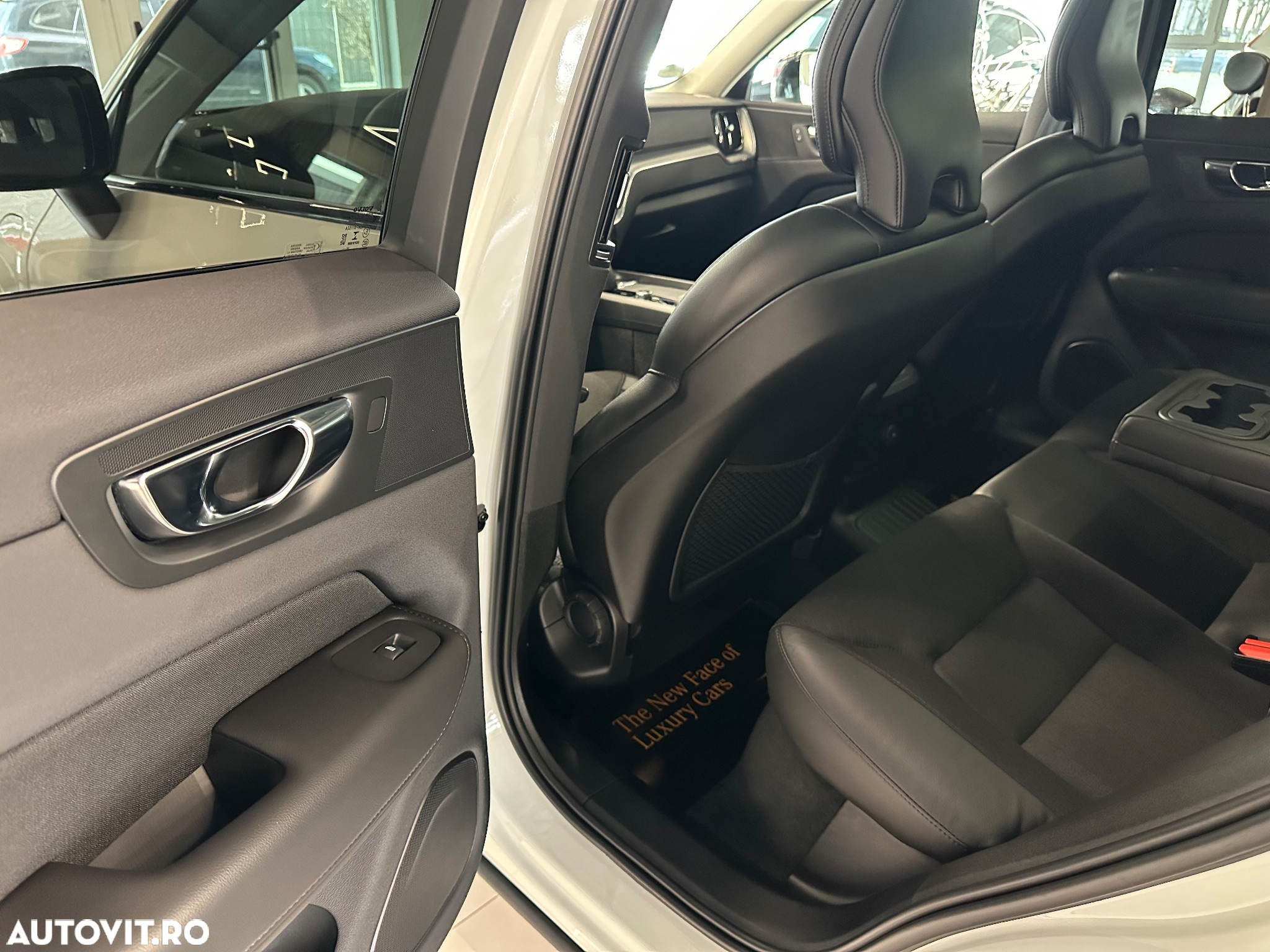 Volvo XC 60 T6 AWD Recharge Geartronic RDesign Expression - 17