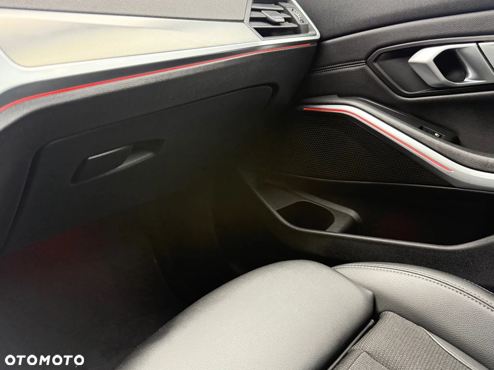 BMW Seria 3 320d xDrive M Sport Shadow - 32
