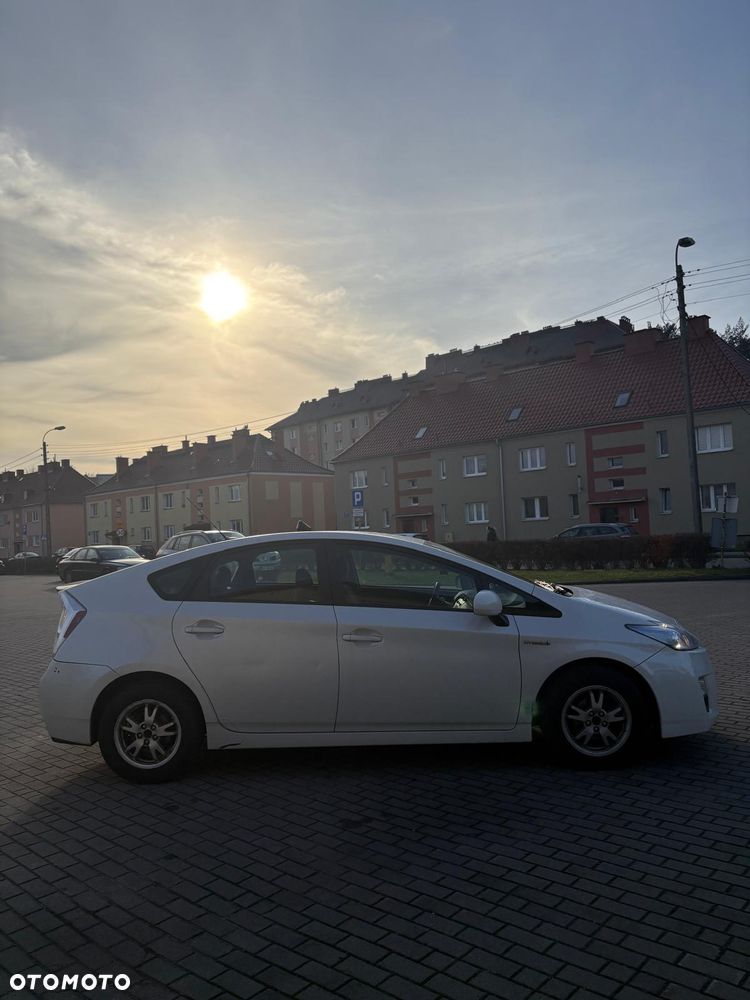 Toyota Prius (Hybrid) - 7