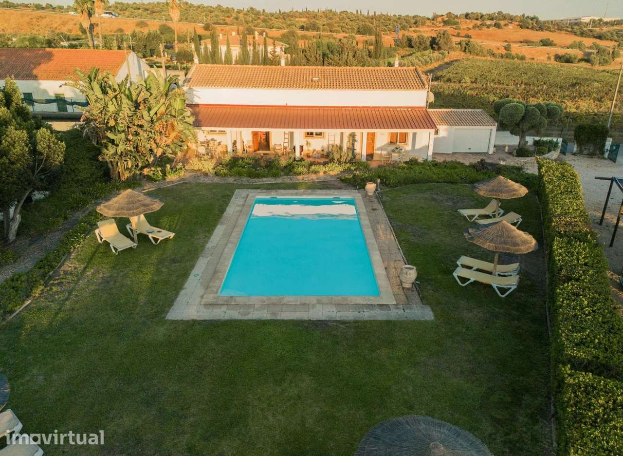 Uma Herdade de 3,3 Hectares no Algarve: Um Refúgio no Campo em Pleno F
