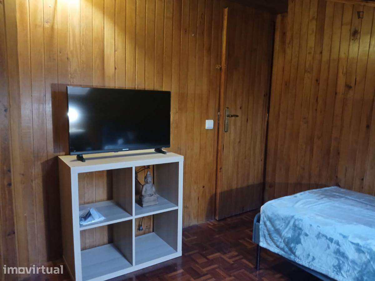 Quarto - localizado em Casal do Bispo Coimbra - Grande imagem: 3/11