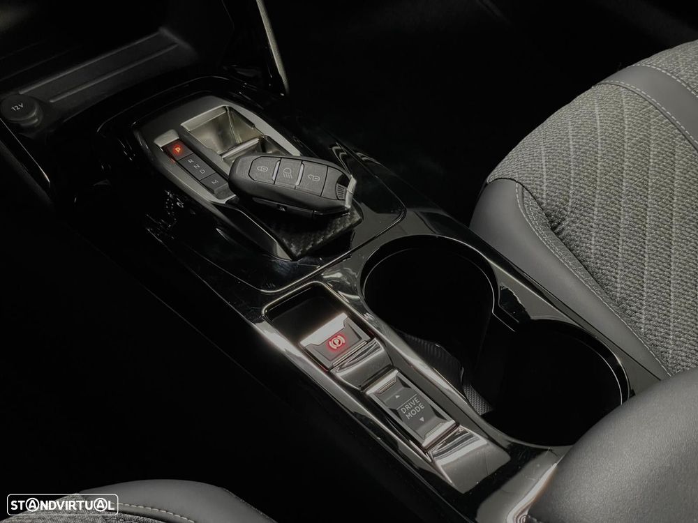 Peugeot 2008 1.2 PureTech Allure EAT8 - 26