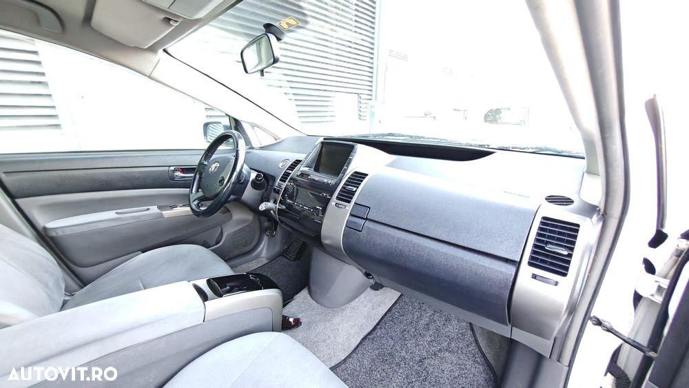 Toyota Prius (Hybrid) Sol - 12