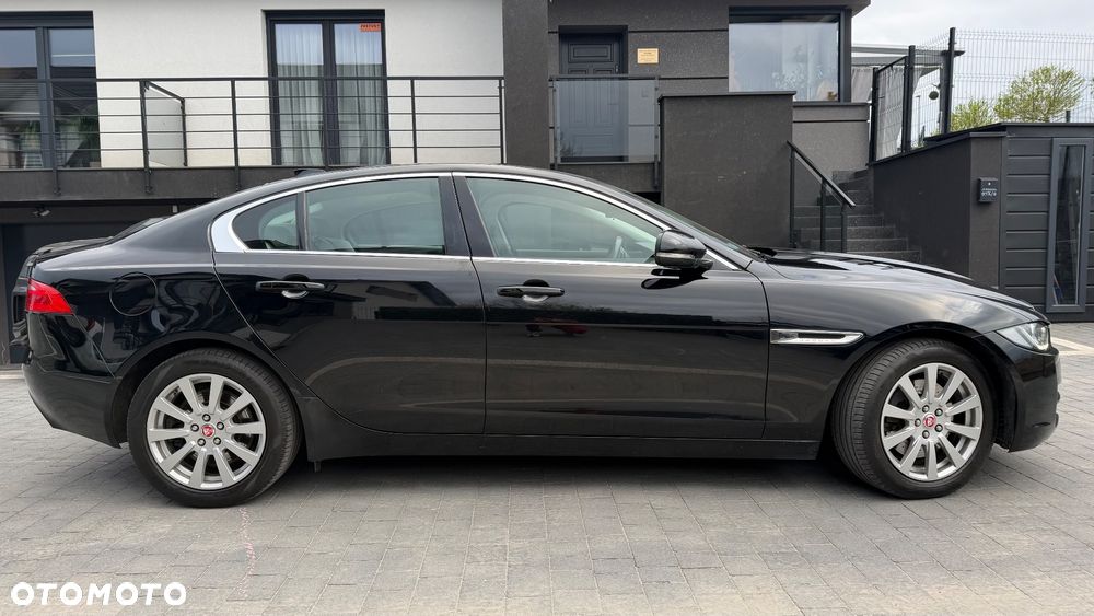 Jaguar XE 2.0 T Prestige - 8
