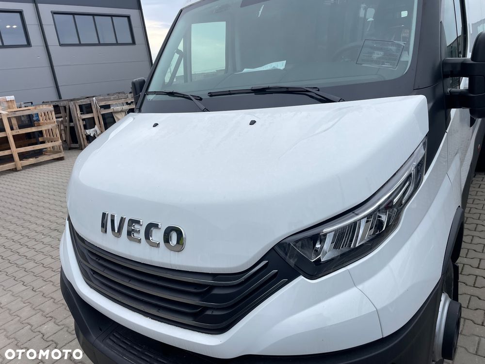 atrapa pas przedni plastikowy między błotniki pod lampy IVECO DAILY 2019-2023 biały oryginał nowy - 3