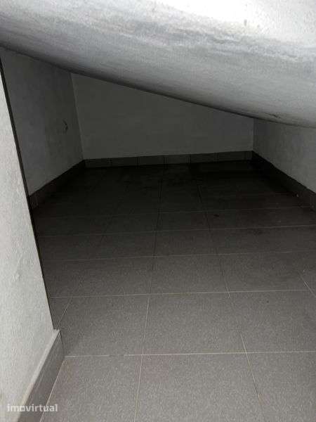 Garagem | ARRUMOS - perto estação Foros de Amora ( ver condições) - Grande imagem: 4/4
