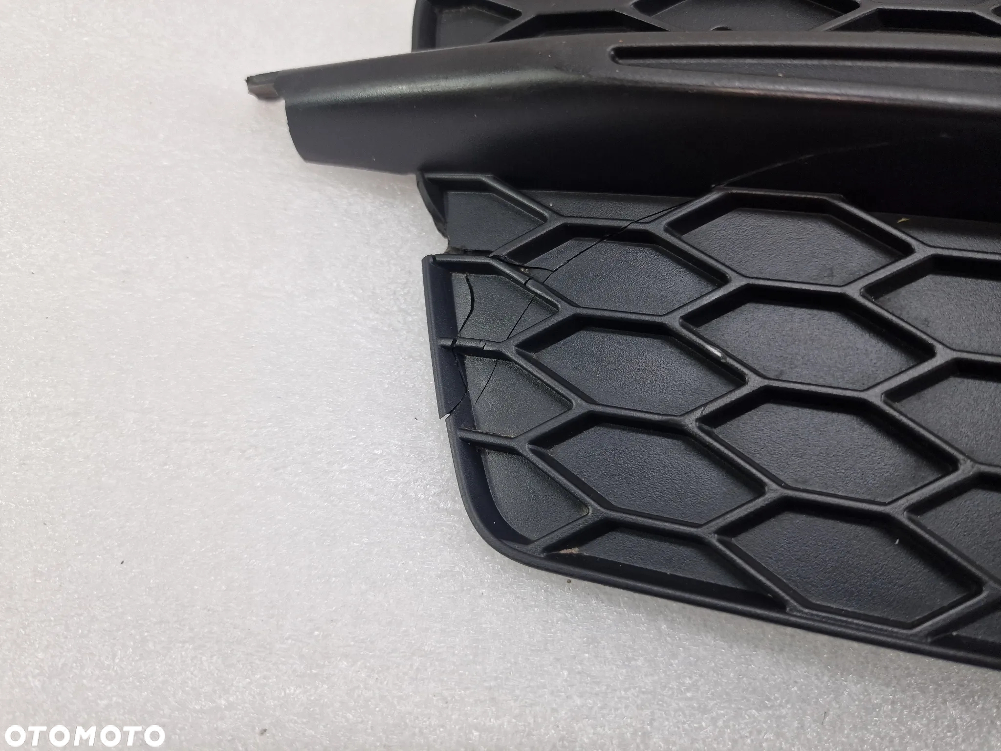 AUDI Q3 8U0 LIFT S-LINE 14- PRAWA KRATKA BOCZNA ZDERZAKA PRZEDNIEGO PRZÓD , NR 8U0807682D , NR AUKCJI E/10 - 17