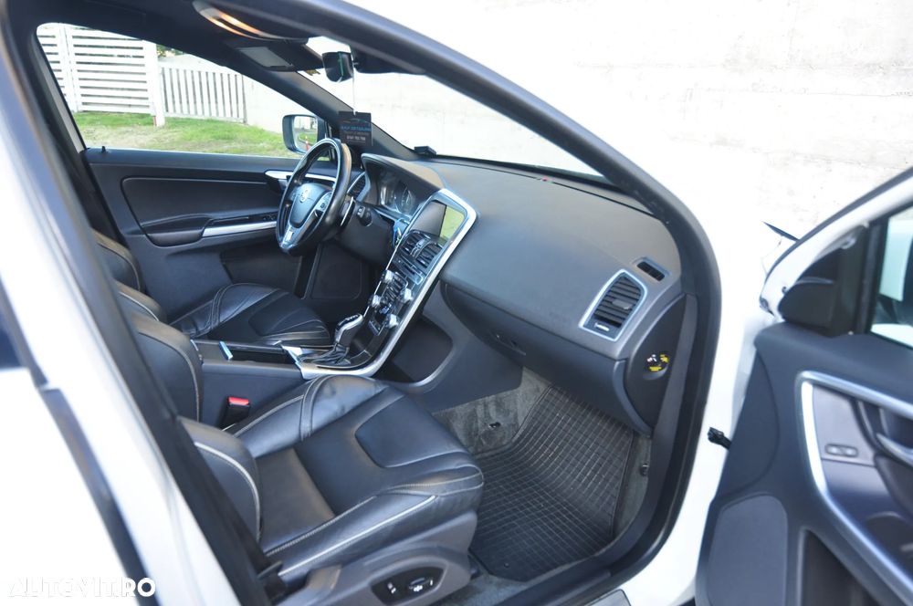 Volvo XC 60 D5 AWD Geartronic Momentum - 23