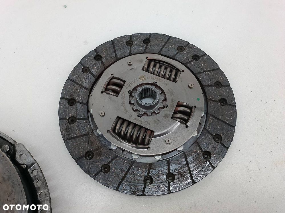 KOŁO DWUMASOWE KOMPLETNE SKODA KAMIQ 05E105266B  04R141016J 1.5 TSI - 5