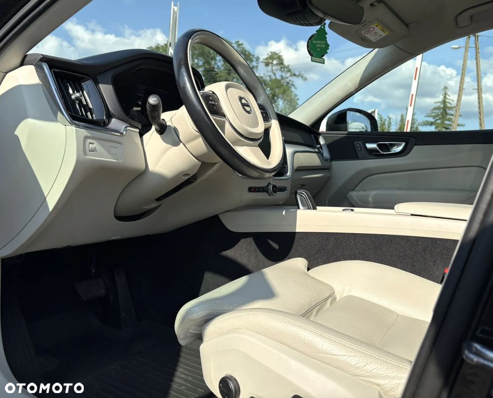 Volvo XC 60 B4 D AWD Momentum - 11