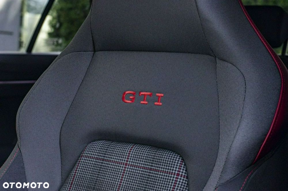 Volkswagen Golf - 24