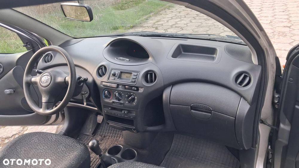 Na części Toyota Yaris I LIFT P1 silnik 1.0 1SZ-FE VVY-i lakier 1D2 skrzynia maska zderzak drzwi klapa szyba fotel kanapa lusterko lampa deska GWARANCJA !!! Przód Tył Zestaw Komplet Drzwi Klapa Zderzak Błotnik Maska Grill Atrapa Szyba Pas Lampa Lusterko Boczki Fotel Kanapa Kokpit Deska Rozdzielcza Przełącznik Włącznik Sterownik Przewody Wiązka Instalacja Moduł Komputer Czujnik Listwa Pompa Alternator Wtryski Głowica Rozrusznik Kompresor Sprzęgło Dwumas Silnik  Skrzynia ABS Klimatyzacji Paliwa Wspomagania Kolektor Turbina Przepustnica Zawór Chłodnica Koło Hak Belka Sanki Zawieszenie Mcpherson Półoś Amortyzator Wydech Tłumik Zacisk Most - 9