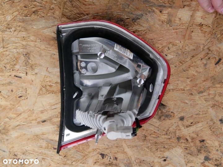LAMPA TYLNA LEWA CITROEN C4 PICASSO W KLAPE - 2