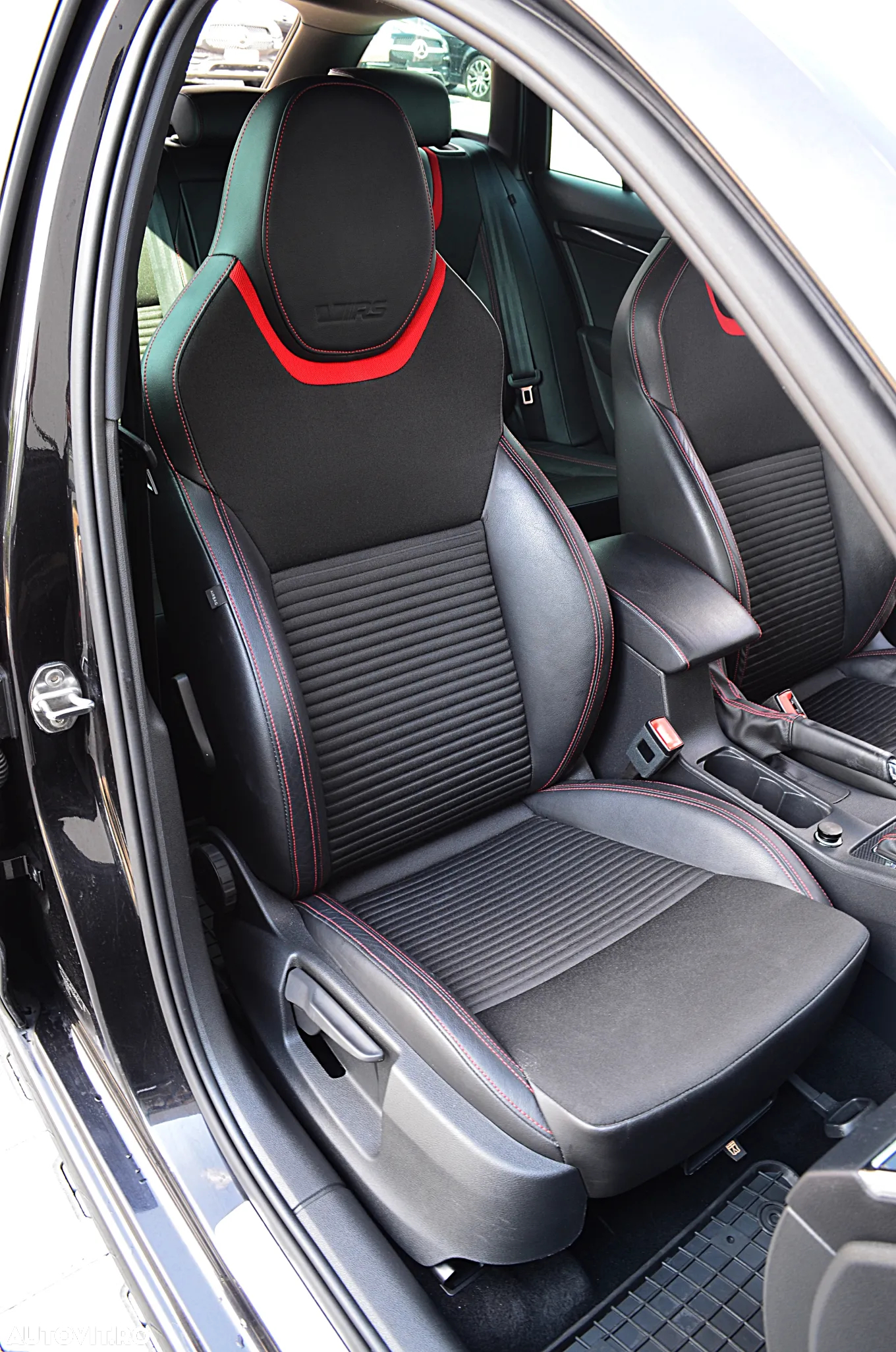 Skoda Octavia Combi 2.0 TDI DSG RS - 24