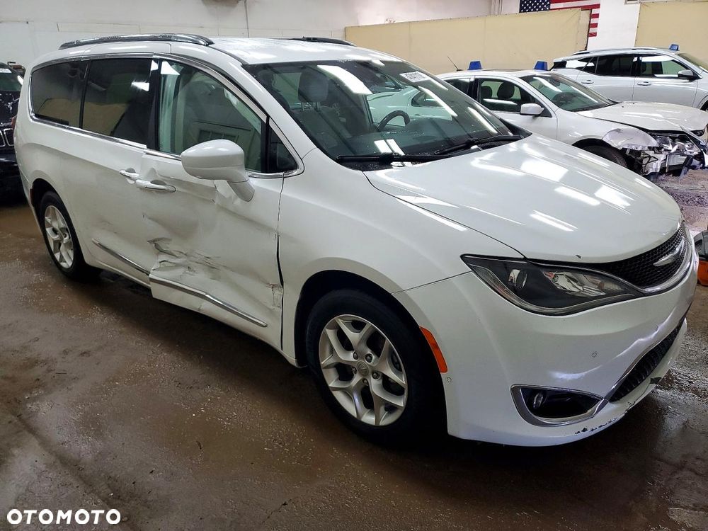 Chrysler Pacifica - 4