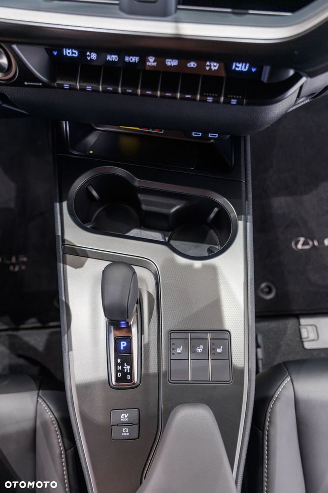 Lexus UX 300h F Sport AWD - 34