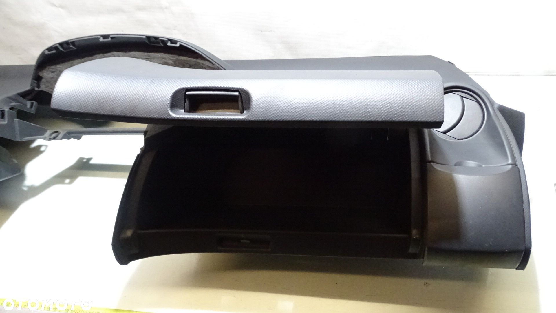 DESKA ROZDZIELCZA TOYOTA YARIS II P9 1.0 - 3