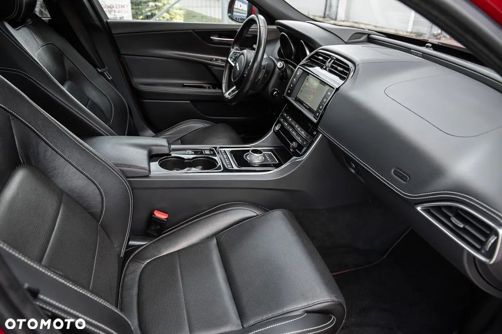 Jaguar XE - 35