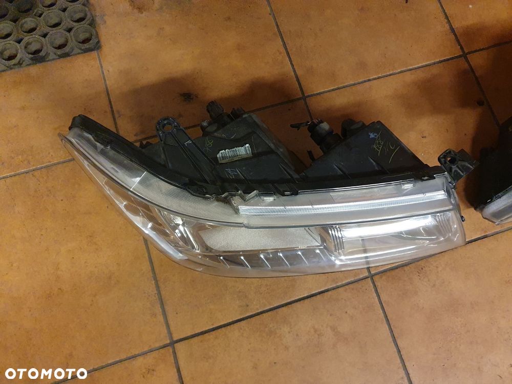 REFLEKTOR PRAWY FIAT FREEMONT - 4