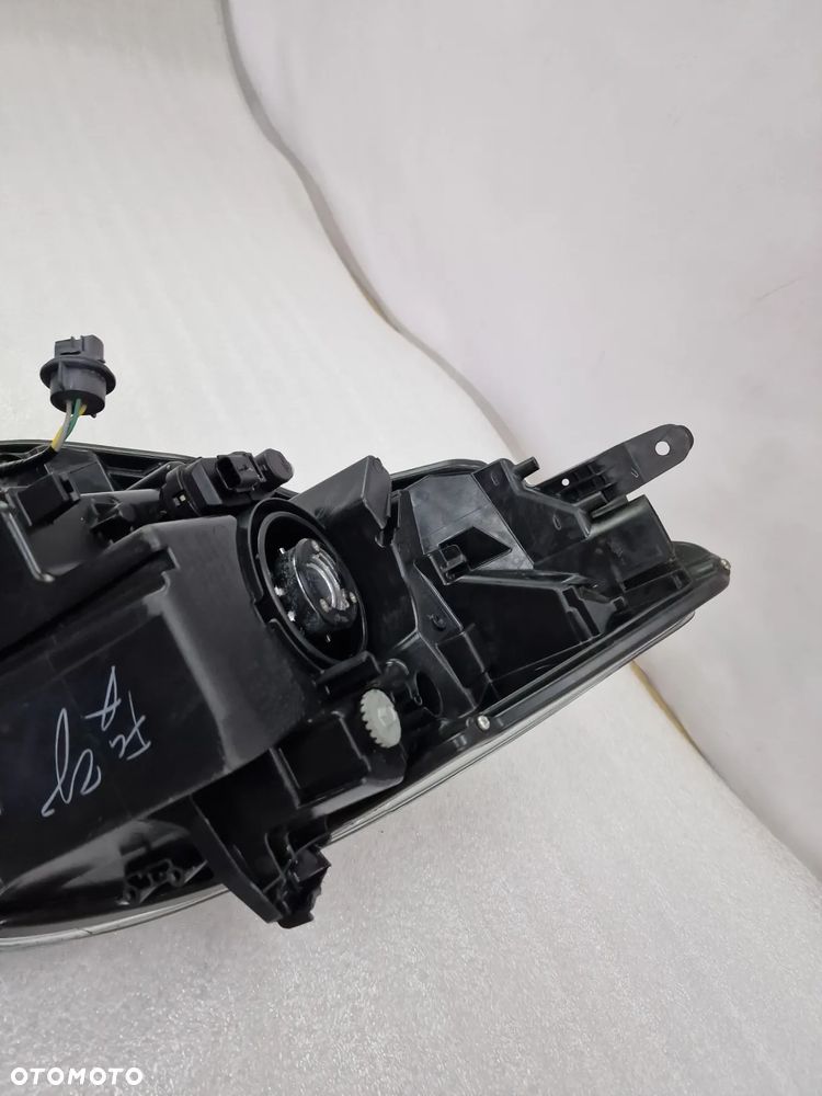 TOYOTA YARIS III 3 LIFT 17- PRAWA LAMPA PRZEDNIA PRZÓD SOCZEWKA , NR AUKCJI LA396 - 12