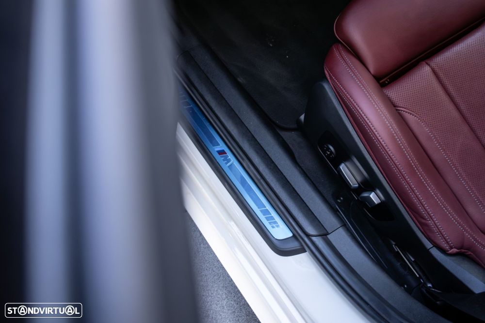 BMW 330 e Pack Desportivo M Pro Auto - 25
