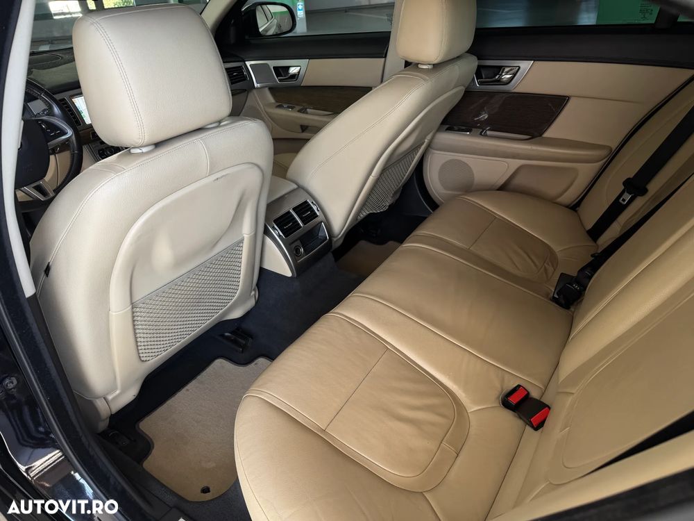 Jaguar XF 2.2D Luxury - 16